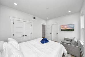 3 chambres, bureau, fer et planche à repasser, lit parapluie