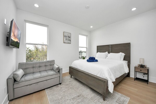 3 habitaciones, escritorio y tabla de planchar con plancha 