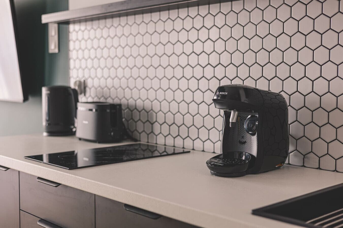 Geladeira, micro-ondas, cooktop, lava-louças