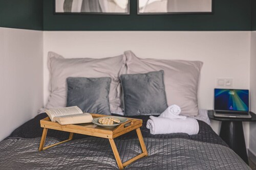 Stylish Downtown Flat Near Opera and Market Square