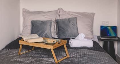 Stylish Downtown Flat Near Opera and Market Square