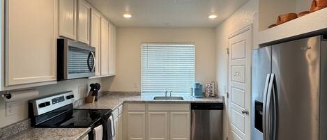 Micro-ondes, four, plaque de cuisson, lave-vaisselle