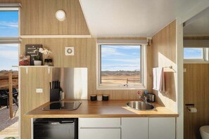 Réfrigérateur, micro-ondes, plaque de cuisson, grille-pain