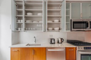 Een koelkast, een microgolfoven, een oven, een kookplaat