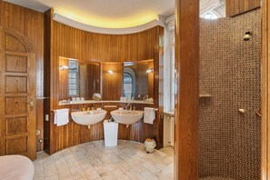 Ducha, secador de pelo, bidé y toallas