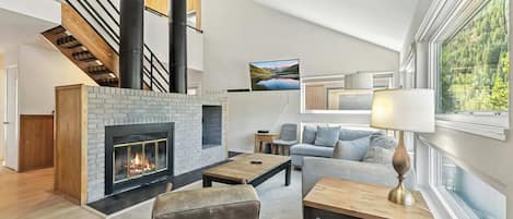 Televisión y chimenea