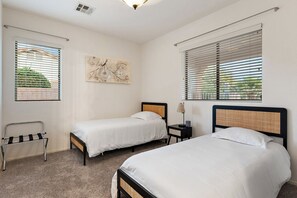 4 quartos, ferros/tábuas de passar roupa, berço de viagem