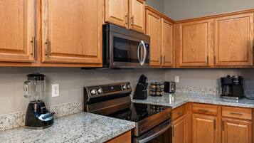 Een koelkast, een microgolfoven, een oven, een kookplaat