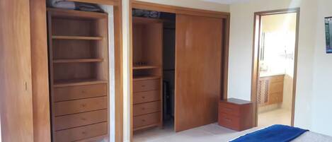 4 habitaciones, tabla de planchar con plancha y acceso a internet