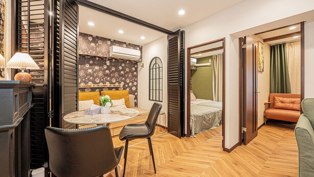 A compact living space with a dining area, a bed, and a seating area. - Designer-style 2-bedroom apartment & large living room Max 7people Shinjuku 501 (新宿区)