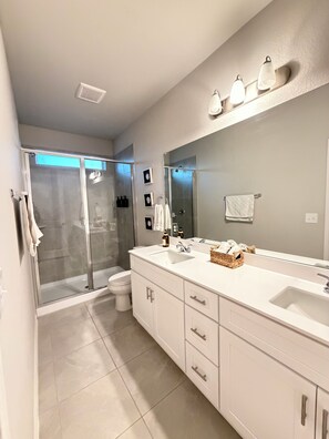 シャワー、タオル、石鹸、トイレットペーパー