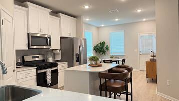 Een microgolfoven, een oven, een kookplaat, een vaatwasser