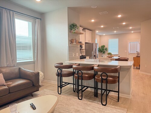 Modern Comfort in Buda – Family & Group Friendly