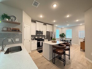 Een microgolfoven, een oven, een kookplaat, een vaatwasser