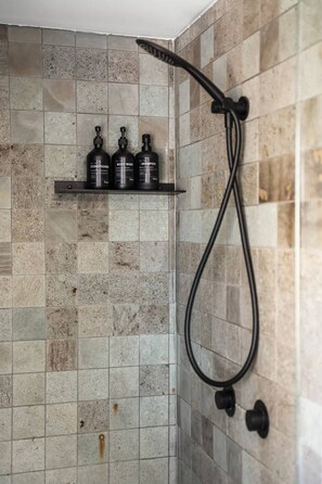 Dusche, Haartrockner, Shampoo
