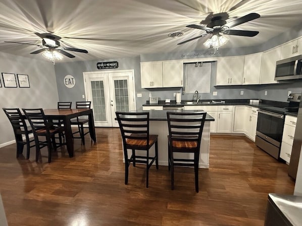 Mikrowelle, Ofen, Herdplatte, Geschirrspüler