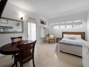 3 makuuhuonetta, työpöytä, ilmainen Wi-Fi, vuodevaatteet