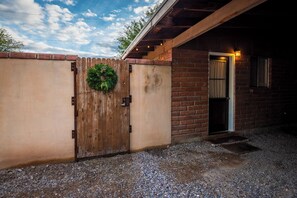Exterior detail - Chula Vista Cottage - Fully stocked, clean and central 1 bed, 1 bath in Tucson (Tucson)