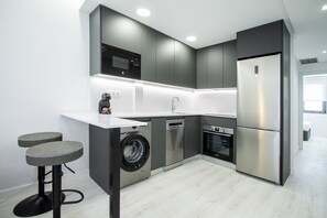 Kylskåp, mikrovågsugn, ugn och spishäll