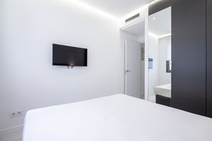 1 bedroom, iron/ironing board, internet, bed sheets