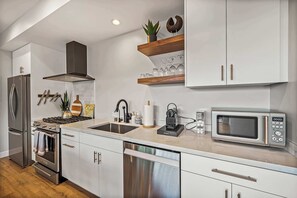 Fridge, microwave, oven, stovetop - Del Mar Retreat - Spa, BBQ, Firepit, AC, Laundry (Del Mar)