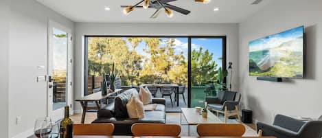 Télévision, cheminée, espaces bureaux