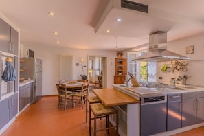 Fridge, microwave, oven, dishwasher - Elegant villa with pool and garden, 10 km from Lucca and around 40 minutes from the Versilia coast (Capannori)