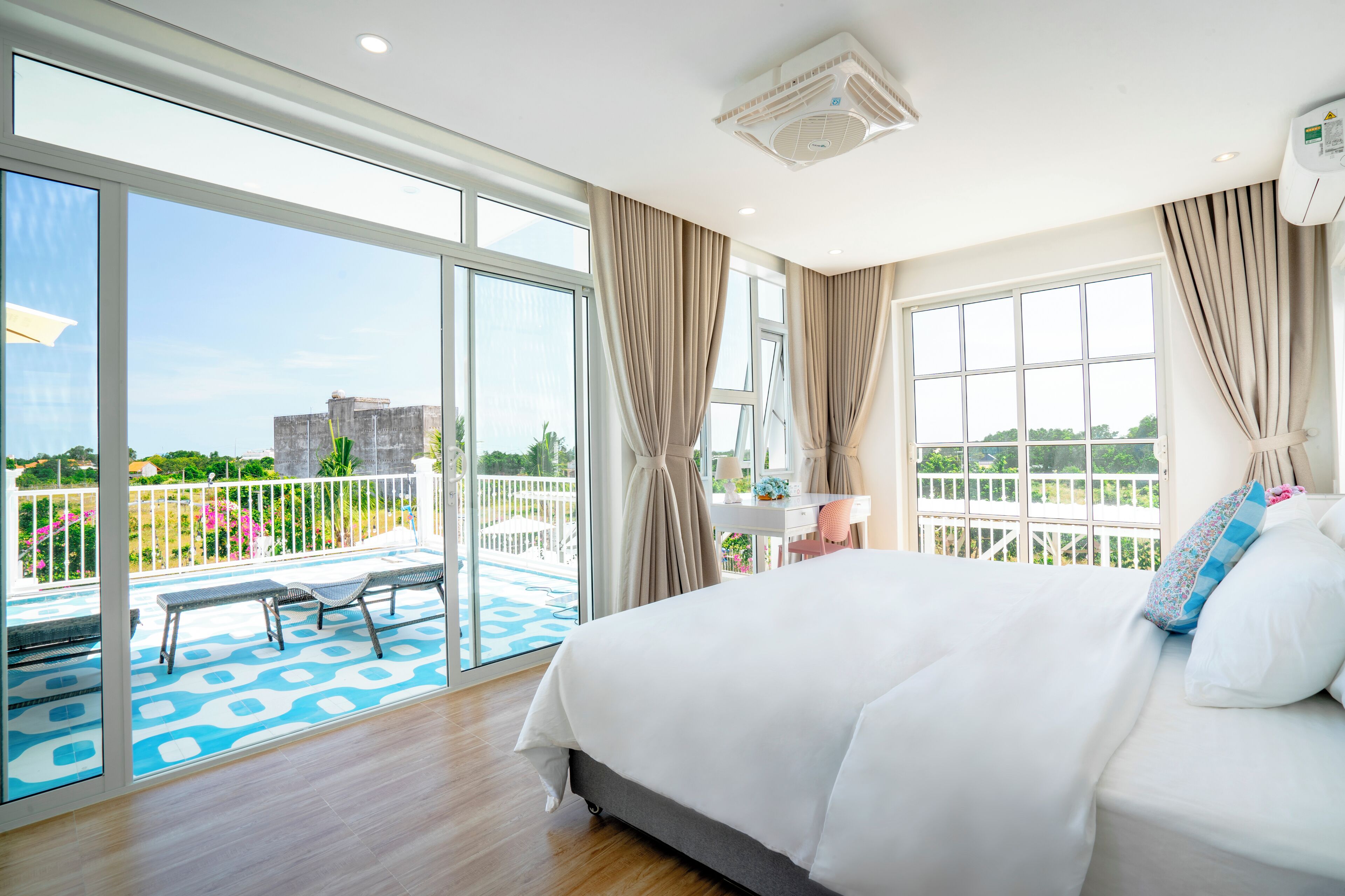 Meja kerja dan Wi-Fi gratis