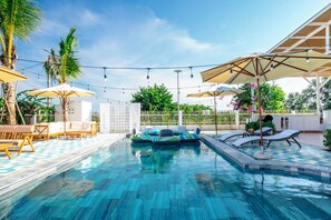 12 つの屋外プール