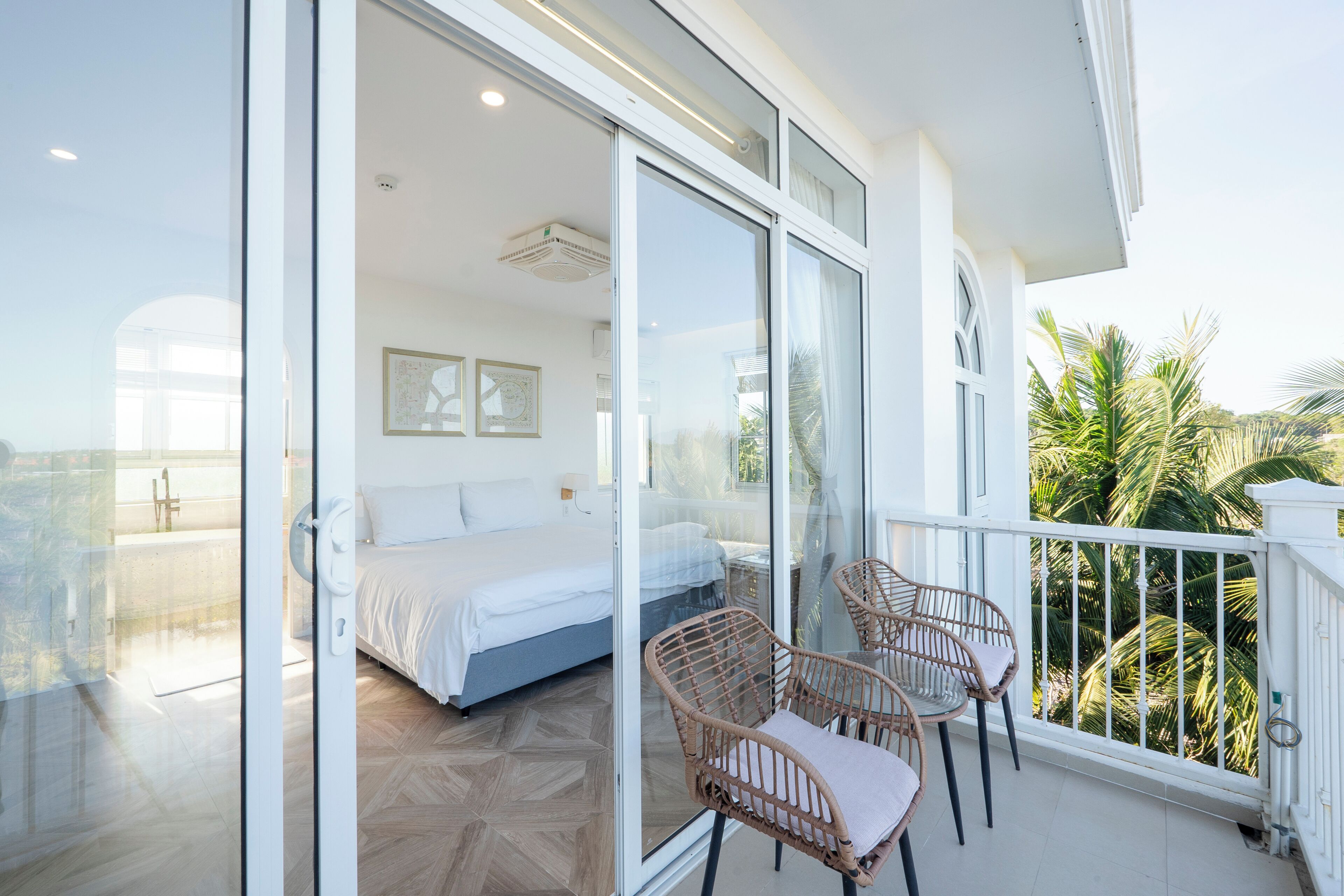 Cubrecamas, colchones con efecto memoria y muebles diferentes 