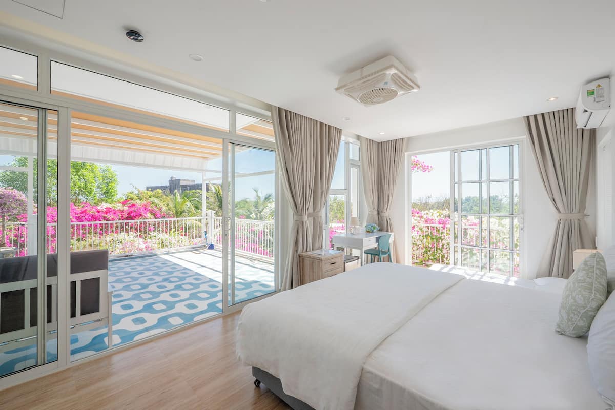 Kamar Double Mewah, hot tub, pemandangan kolam renang (Junior Suite with Balcony) | Selimut bulu angsa, busa memori, dan meja kerja