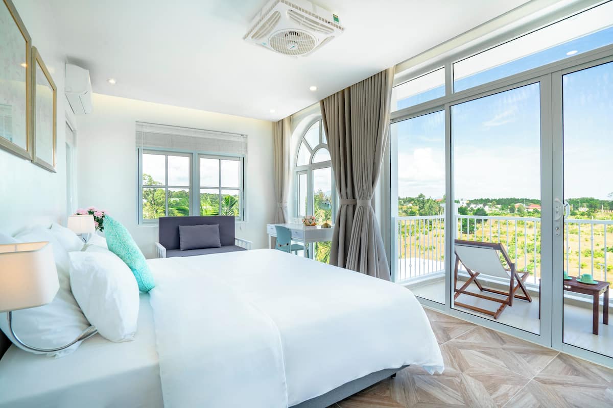 Kamar Double Deluks, hot tub, pemandangan kolam renang (Deluxe King) | Selimut bulu angsa, busa memori, dan meja kerja