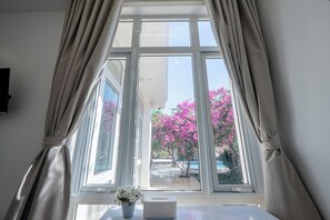 Quarto casal luxo, banheira de imersão, vista para a piscina | Edredons de pluma, camas com colchões de espuma com sistema de memória