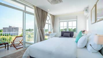 Rom – deluxe, spabadekar, hageutsikt (Deluxe King) | Skrivebord og wi-fi (inkludert)