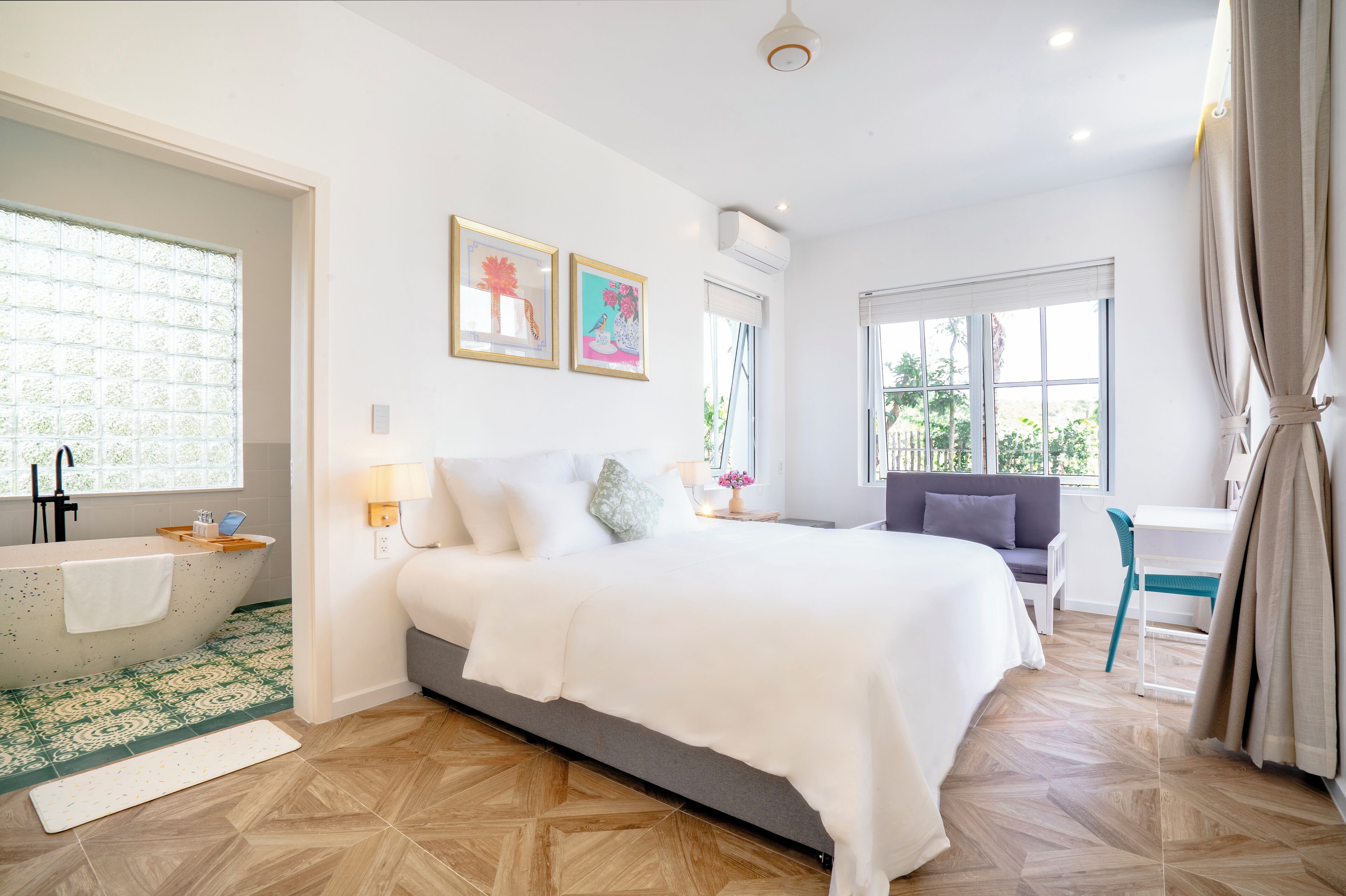 Meja kerja dan Wi-Fi gratis