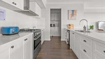 Deluxe Townhome, Garden View | Private kitchen