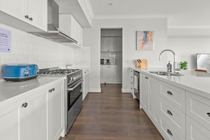 Deluxe Townhome, Garden View | Private kitchen