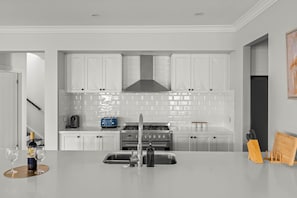 Deluxe Townhome, Garden View | Private kitchen