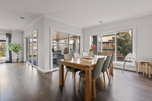 Room amenity - StayAU Contemporary 5BRM Families Home Point Cook (Point Cook)