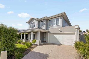 Exterior - StayAU Contemporary 5BRM Families Home Point Cook (Point Cook)