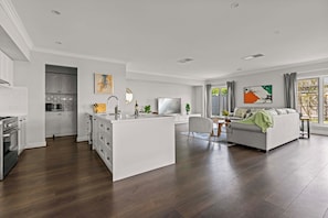 Deluxe Townhome, Garden View | Private kitchen