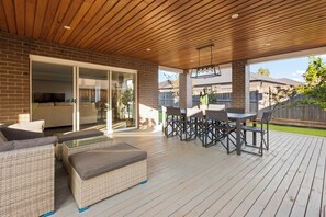 Deluxe Townhome, Garden View | Garden view - StayAU Contemporary 5BRM Families Home Point Cook (Point Cook)