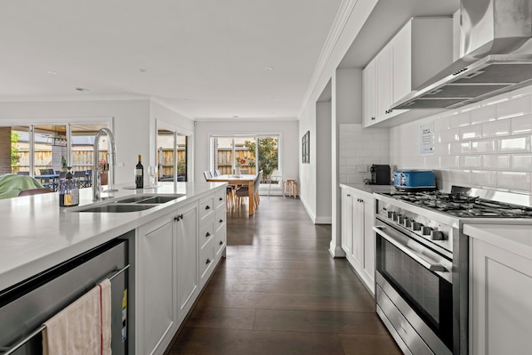 Deluxe Townhome, Garden View | Private kitchen