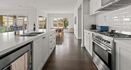 StayAU Contemporary 5BRM Families Home Point Cook