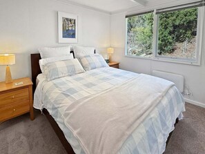 4 bedrooms, iron/ironing board, free WiFi, bed sheets