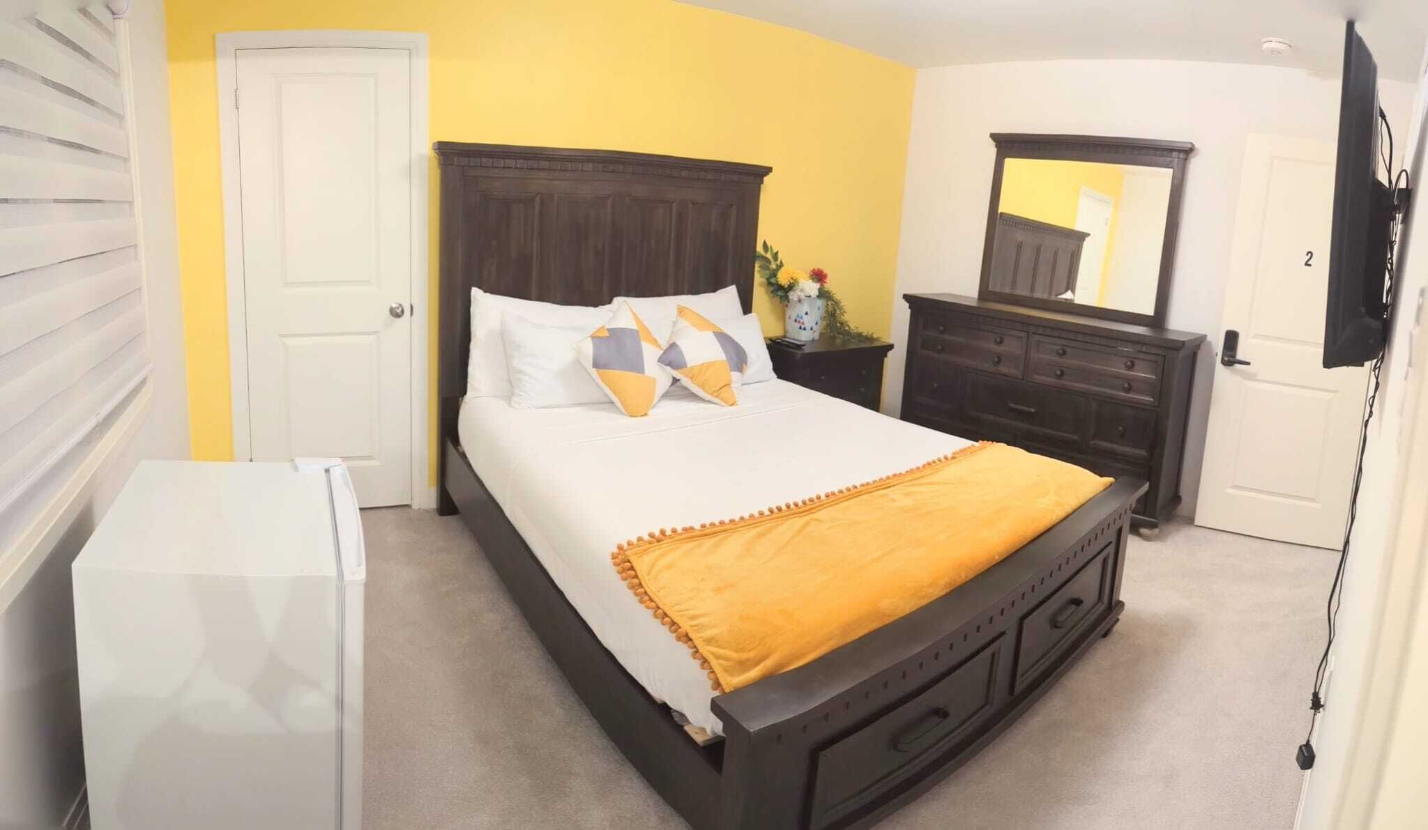 3 habitaciones, tabla de planchar con plancha, wifi y ropa de cama 