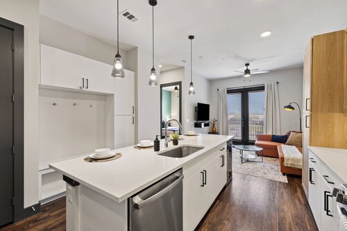 Luxury King Bed+Pool+Gym+DowntownATX+Domain+Q2Stadium