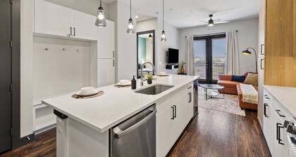 Luxury King Bed+Pool+Gym+DowntownATX+Domain+Q2Stadium