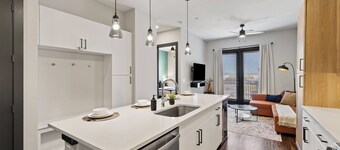 Luxury King Bed+Pool+Gym+DowntownATX+Domain+Q2Stadium