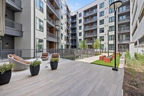 Terrace/patio - Luxury King Bed+Pool+Gym+DowntownATX+Domain+Q2Stadium (Austin)